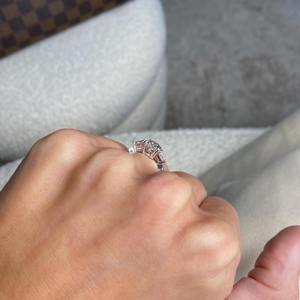 Anillo de Compromiso con Diamante Cultivado en Laboratorio de Corte Ovalado de 2.50 Quilates, Tres Piedras, Diamantes Laterales Trillón, Oro Blanco de 14k - Product Image 3