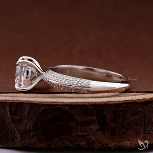 Anillo de compromiso y nupcial audaz de oro blanco con diamante de laboratorio de 2 quilates con corte cojín y banda micro pavé. - Product Image 3