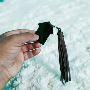 Llavero artesanal de cuerno de búfalo con borla de cuero, llavero natural hecho a mano al mejor precio - Product Image 3