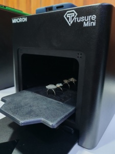 Trusure Mini เป็นเครื่องพิสูจน์ความเป็นเพชรแบบพกพาออกแบบมาเพื่อตรวจจับการปลูกเลี้ยงด้วยกระบวนการ CVD และ HPHT ได้อย่างรวดเร็วและแม่นยำ - Product Image 3