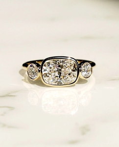 Bague de fiançailles en argent 925 avec trois pierres de moissanite taille coussin allongée de 2,0 carats, sertie à griffes, idéale pour les fêtes et les anniversaires - Product Image 1
