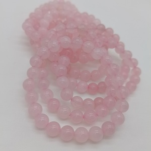 กำไลข้อมือคริสตัลสีชมพูทรงกลมขัดเงาขนาด 8 มม. ทำจากโรสควอตซ์ธรรมชาติ สไตล์รัก ประดับด้วยลูกปัด ยืดหยุ่นได้ เหมาะสำหรับทั้งชายและหญิง ขายส่ง - Product Image 4