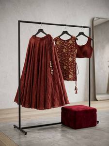 Ensemble Kurta Lehenga en soie croustillante pour exportateur indien, avec pantalon et dupatta – Tenue ethnique élégante pour mariage, fête et occasions festives – En vente - Product Image 2