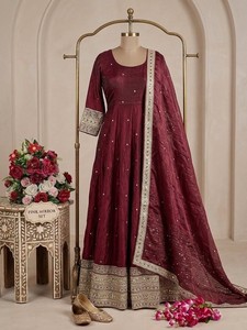 Elegante conjunto de vestido festivo de satén de seda con intrincado bordado de lentejuelas dobles y dupatta con borde de encaje a juego para mujer - Product Image 4