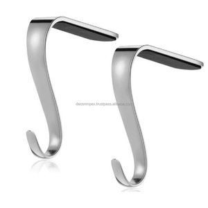 Juego de medias navideñas plateadas modernas de alta calidad de 4 soportes de medias de metal de gama alta para decoración de chimenea - Product Image 2