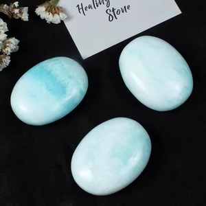 หินฟลูออไรต์ทรงรีขัดเงา สีฟ้าอ่อน คริสตัลพลอยธรรมชาติ หินพกพาเพื่อความสบายใจ คริสตัลบำบัดธรรมชาติ - Product Image 2