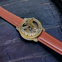 Boussole à cadran solaire antique avec bracelet en cuir noir Boussole de montre rétro Confort nautique Porter à la main Article Camping Canotage