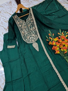 ชุดเดรส Anarkali พร้อมกางเกงและผ้าคลุมไหล่ ทำจากผ้าไหมวิชิตร้าแท้ ผลิตแบบ ODM ไม่ยับ แห้งเร็ว เหมาะสำหรับงานแต่งงาน งานปาร์ตี้ งานเทศกาลดีวาลี สำหรับผู้หญิง - Product Image 6