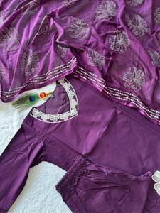 Compre un conjunto exclusivo de Kurti, pantalón y dupatta de corte recto con borde decorativo, hecho con tela de algodón puro de alta calidad, para las próximas festividades. - Product Image 6