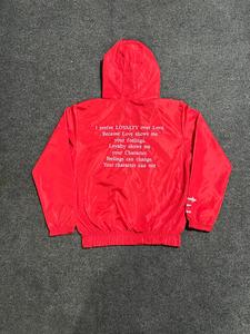 Chaqueta Roja con Capucha, Tejida, Cortavientos, con Logotipo Frontal y Estampado 'Loyalty Over Love', Corte Regular, Ropa Urbana para Mujer, 100% Poliéster, para Otoño - Product Image 2