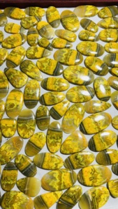 Piedras Preciosas de Jaspe Abeja Natural de Alta Calidad, Cabujones Sueltos de Formas Mixtas Trimurti de Rajastán para Joyería - Product Image 3