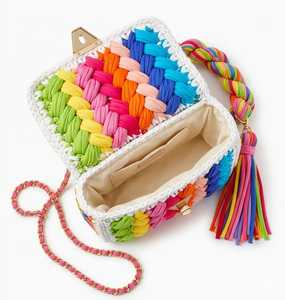Bolso cruzado de ganchillo hecho a mano para mujer, 100% artesanal, con correa de cadena, cierre de cierre de seguridad y elegante diseño de asa superior. - Product Image 2