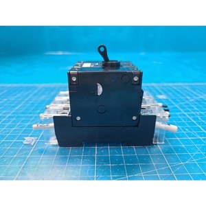 Protecteur de circuit 3 pôles Fuji CP33E/5, utilisé comme pièce détachée pour équipement semi-conducteur d'époque - Product Image 2