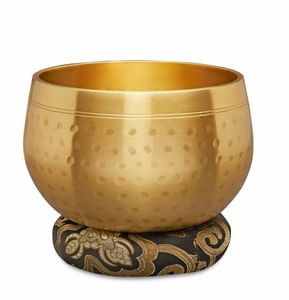 Bol chantant bouddhiste en laiton pour la méditation, le yoga et la sonothérapie, fabriqué par un artisan avec un design floral. - Product Image 5