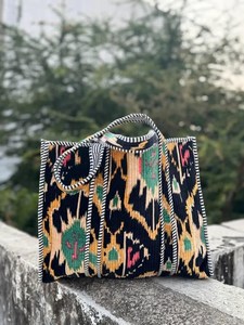 Sac à bandoulière matelassé en velours imprimé élégant pour femme – Mélange parfait de confort et de glamour - Product Image 1