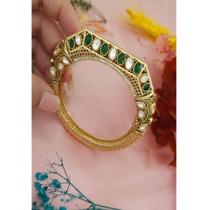 Bracelet élégant de haute qualité avec finition dorée et pierres, idéal pour les occasions modernes et traditionnelles, bracelet pour femmes - Product Image 1