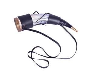 Auténtico Cuerno Vikingo para Beber de Cuerno de Buey Natural con Correa de Hombro Ajustable de Cuero Genuino y Borde de Latón Grabado, Apto para Alimentos - Product Image 1