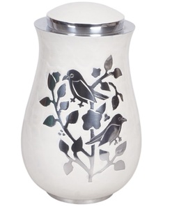 Urna Funeraria Clásica de Aluminio Plateado con Diseño de Manos en Oración, Acabado Natural, Capacidad de 220 Pulgadas Cúbicas, Estilo Americano - Product Image 4