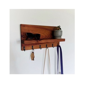 Porte-clés en bois Prestige pour l'entrée de la maison, conçu pour refléter un goût décoratif intemporel et une organisation pratique - Product Image 5