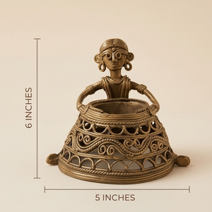 Figura de mujer tribal Dhokra hecha a mano de latón de primera calidad, puede usarse como portavelas, organizador de escritorio o artículo decorativo. - Product Image 6