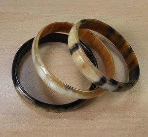 Bracelet en corne fait main unique – Artisanat écologique, article cadeau décoratif, bijou naturel et durable - Product Image 1