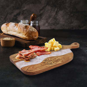 Planche de service en bois d'acacia naturel fait main avec résine époxy, plateau de découpe rustique de luxe pour charcuterie, fromages, pain, viandes et plus - Product Image 5