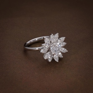 Elegante Anillo de Diamantes en Forma de Girasol en Oro Blanco, Corte Redondo y Marquesa, Anillo Fino para Aniversario, Compromiso o Declaración de Amor - Product Image 2
