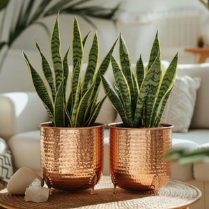 Vase de table en cuivre fait main 16 cm, design rustique avec pieds en forme de feuille, pot pour plantes - Product Image 2
