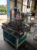 Machine à ourler et à perforer les œillets