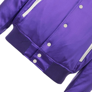 Veste universitaire pour homme de couleur violette avec bandes épaules jaunes et blanches, logo brodé, fermeture à boutons sur le devant, vêtement décontracté pour l'automne - Product Image 2