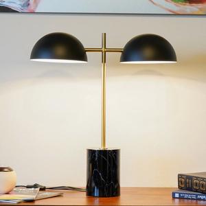 Lampe de table en laiton de style hôtel de luxe avec base design et finition haut de gamme - Product Image 3