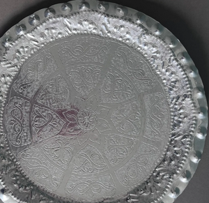 Assiette de service décorative ronde en verre gravé argenté de style vintage pour la mise en scène de table de mariage ou de fête, nouveau style européen - Product Image 4