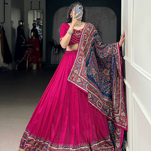Lehenga Choli tradicional de seda Tasar con estampado Gamthi, diseño en relieve y detalles Gotta de Dhwaja Export. - Product Image 1