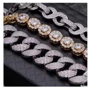 Collar con Colgante de Diamante Moissanite Corte Esmeralda, Joyería de Lujo con Estilo Urbano - Product Image 3