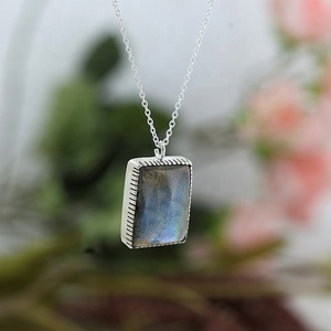 จี้สร้อยคอพลอยลาบราดอไรต์ธรรมชาติทรงสี่เหลี่ยมผืนผ้า ประกายสีฟ้า พลอยลาบราดอไรต์ทรงหลังเบี้ย เงินแท้ 925 - Product Image 4