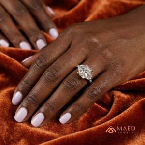 Bague de fiançailles, de mariage et d'anniversaire pour femme, plaquée argent, avec pierre latérale taille Radiant, bijou à porter au quotidien - Product Image 4