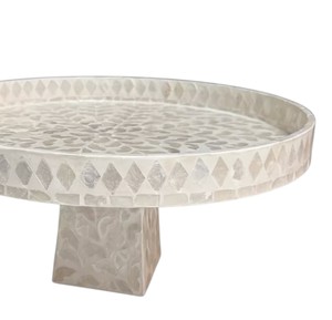 Support à gâteau en nacre radiante, magnifique plateau rond artisanal blanc sur piédestal pour bars à desserts et pâtisseries haut de gamme - Product Image 3