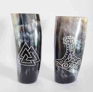 Vasos de Vodka y Tequila Ecológicos Naturales de Primera Calidad, Vasos Mini de Cuerno de Búfalo, Estilo Moderno con Base de Madera - Product Image 1