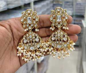Boucles d'oreilles pendantes Kundan Jhumka et Maang Tikka traditionnelles ethniques de haute qualité en alliage de zinc plaqué or avec zircon et imitation perle taille ovale - Product Image 5