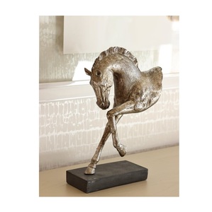 Sculpture en aluminium coulé pour une décoration intérieure élégante, alliant artisanat artistique et attrait décoratif intemporel pour les intérieurs. - Product Image 4