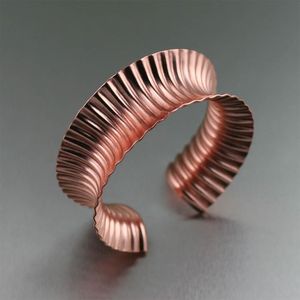 Boutons de manchette et bracelets en laiton et cuivre anciens, conçus par des artisans, accessoires de mode en cristal avec un design détaillé - Product Image 6