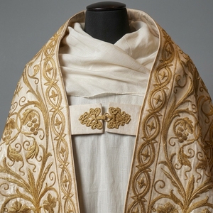 Cope Liturgique Gothique Traditionnelle Ivoire et Or, Robe d'Église Lourde Brodée Métallique - Product Image 3