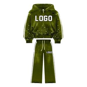 Conjunto Deportivo para Mujer, Sudadera con Capucha Verde Desgastada con Cierre y Detalles de Pedrería, Pantalones Largos con Franja Lateral - Product Image 1