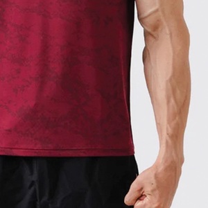 Camiseta estampada de tela para hombre, camiseta de gimnasio con ajuste en la parte inferior, camiseta de tela suave, camisetas personalizadas para correr y entrenamiento en interiores. - Product Image 6