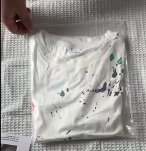 T-shirt à manches courtes décontracté pour femme avec imprimé graphique de gouttes de peinture et graffiti artistique - Product Image 6