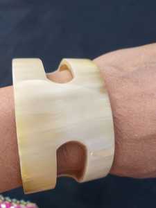 Brazalete Artesanal de Cuerno de Vaca con Acabado Natural Pulido, Joyería Moderna para Mujer, Regalo Ideal - Product Image 6