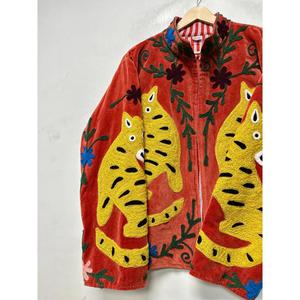 Veste en velours rouge corail de qualité supérieure, brodée avec un motif de tigre, manches longues, col montant, style bohème, vêtements d'extérieur pour femmes pour l'hiver - Product Image 3