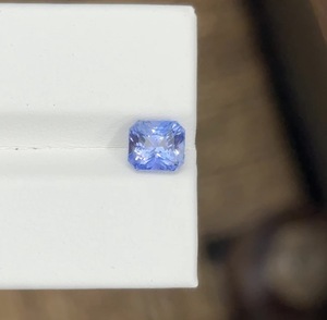 Saphir bleu naturel non chauffé 1,56 carats 5,5x6mm taille Asscher, pierre précieuse brute premium non traitée avec jeu de couleurs pour joaillerie fine - Product Image 2