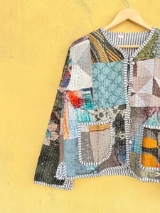 Chaqueta de Algodón Acolchada con Parches Estilo Kantha, Cuello en V, Botones al Frente, Manga Larga, Chaqueta de Otoño para Mujer, Largo Regular, Estilo Bohemio - Product Image 2