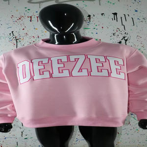 Sudadera DEEZEE PINK con cuello alto, 100% BLANCA, con apliques bordados, cuello ancho, hilos finos. - Product Image 1